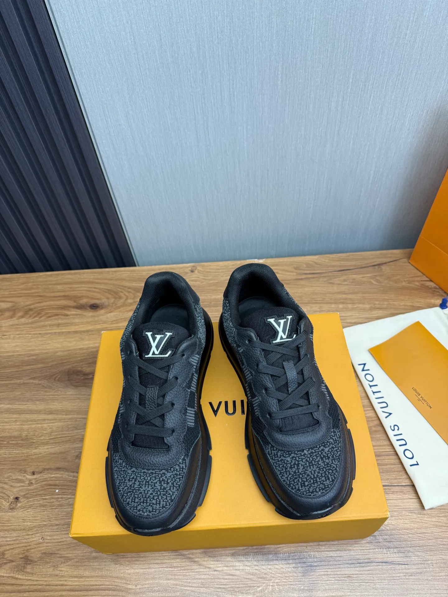 Men's shoes 💰640💰 LOUIS VUITTON [Luden Yiwei] The new trendy Lv is on the market 🎁, casual and fashionable men's shoes 👟 The upper is made of high-count and high-density fly weave + cowhide mesh lining, the original wear-resistant rubber outsole, the version is simple and elegant, exclusive for trendy men. 38-45 (45 is custom-made and cannot be returned or exchanged)